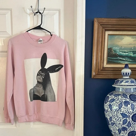 Women’s Gildan Pink Ariana Grande Dangerous Woman Tour Crewneck Sweatshirt - Picture 1 of 7
